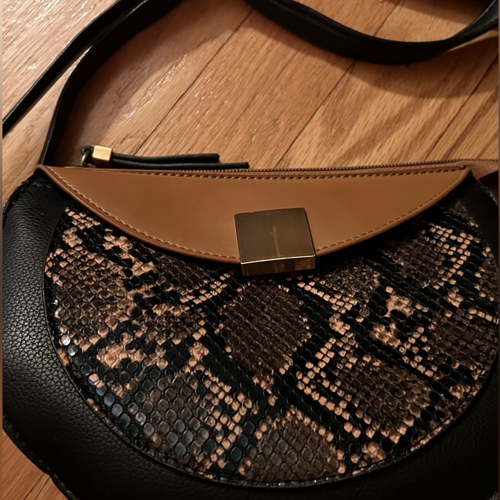 Women’s crossbody bag.